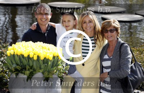 Lisse Keukenhof 28 maart 2017
Wendy v Dijk doopt haar tulp. Dochter Lizzy Broer Mike en haar moeder zijn erbij.