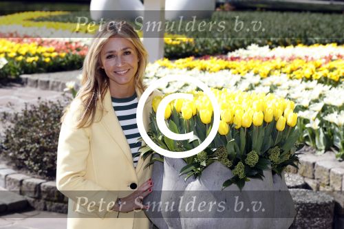 Lisse Keukenhof 28 maart 2017
Wendy v Dijk doopt haar tulp. Dochter Lizzy Broer Mike en haar moeder zijn erbij.