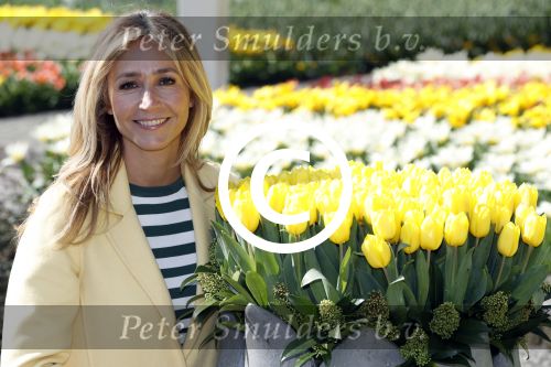 Lisse Keukenhof 28 maart 2017
Wendy v Dijk doopt haar tulp. Dochter Lizzy Broer Mike en haar moeder zijn erbij.