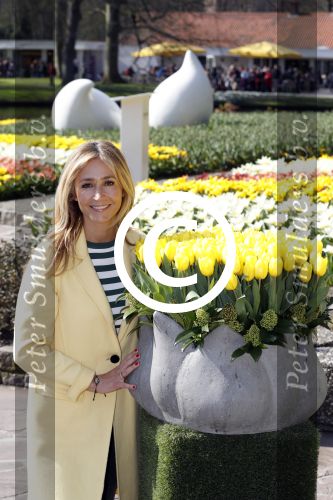 Lisse Keukenhof 28 maart 2017
Wendy v Dijk doopt haar tulp. Dochter Lizzy Broer Mike en haar moeder zijn erbij.