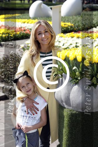 Lisse Keukenhof 28 maart 2017
Wendy v Dijk doopt haar tulp. Dochter Lizzy Broer Mike en haar moeder zijn erbij.