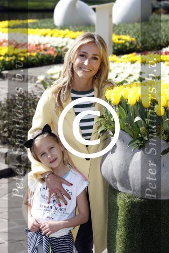 Lisse Keukenhof 28 maart 2017
Wendy v Dijk doopt haar tulp. Dochter Lizzy Broer Mike en haar moeder zijn erbij.
