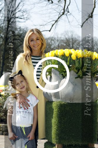Lisse Keukenhof 28 maart 2017
Wendy v Dijk doopt haar tulp. Dochter Lizzy Broer Mike en haar moeder zijn erbij.