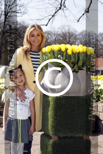 Lisse Keukenhof 28 maart 2017
Wendy v Dijk doopt haar tulp. Dochter Lizzy Broer Mike en haar moeder zijn erbij.