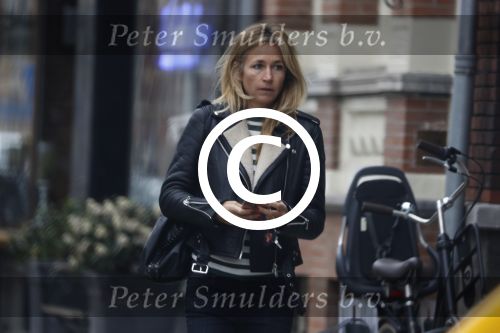 Amsterdam 29 maart 2017
Wendy v Dijk op straat in amsterdam zuid