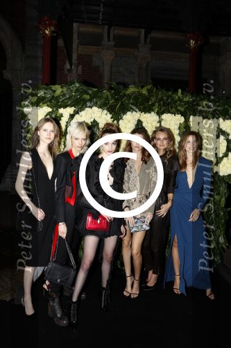 Amsterdam 9 maart 2017 
5 njaar Voque. Feest / diner in rijksmuseum en feest in the Duchess. jonge nederlandse modellen. Cato van Ee Blauwe jurk en Ymre Stiekema tweede van rechts in zwarte jurk