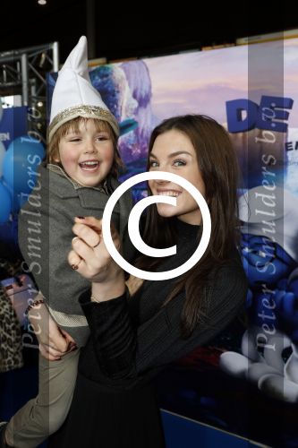 Amsterdam 18 maart 2017 
premiere Smurfen in  Pathe Arena. Maan met neefje
