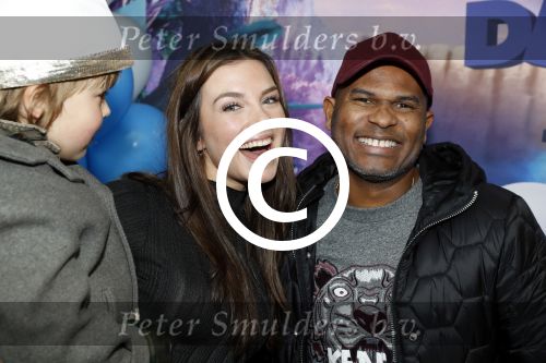 Amsterdam 18 maart 2017 
premiere Smurfen in  Pathe Arena. Maan met neefje