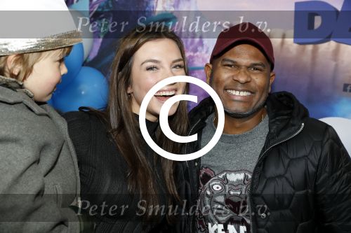 Amsterdam 18 maart 2017 
premiere Smurfen in  Pathe Arena. Maan met neefje