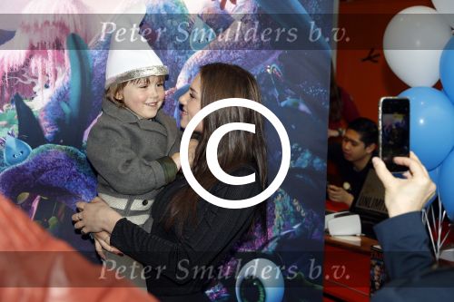 Amsterdam 18 maart 2017 
premiere Smurfen in  Pathe Arena. Maan met neefje