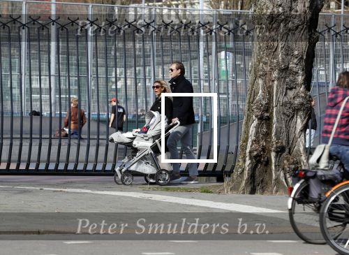 Amsterdam 7 april 2018
Anna Sophie v Zweden met partner achter de kinderwagen