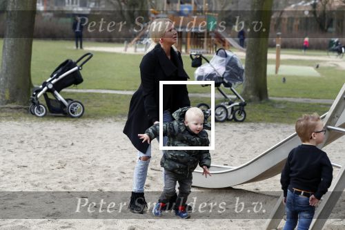 Den Haag 24 maart 2018
Barbie (Samantha de Jong) met haar kinderen Angelina en Milano en twee vriendinnen in een speeltuin.