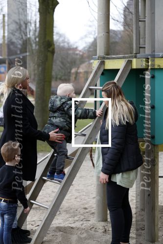 Den Haag 24 maart 2018
Barbie (Samantha de Jong) met haar kinderen Angelina en Milano en twee vriendinnen in een speeltuin.