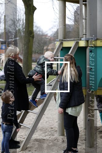 Den Haag 24 maart 2018
Barbie (Samantha de Jong) met haar kinderen Angelina en Milano en twee vriendinnen in een speeltuin.
