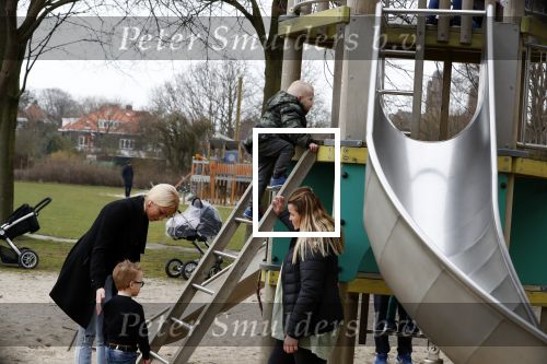 Den Haag 24 maart 2018
Barbie (Samantha de Jong) met haar kinderen Angelina en Milano en twee vriendinnen in een speeltuin.