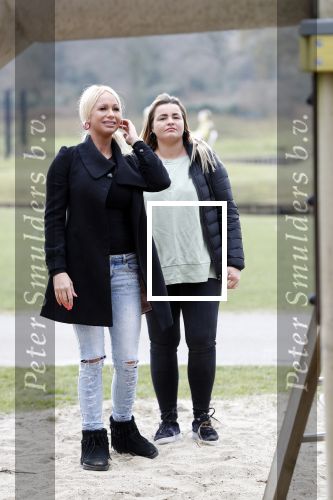 Den Haag 24 maart 2018
Barbie (Samantha de Jong) met haar kinderen Angelina en Milano en twee vriendinnen in een speeltuin.