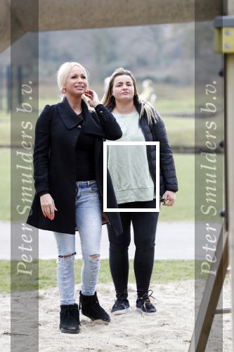 Den Haag 24 maart 2018
Barbie (Samantha de Jong) met haar kinderen Angelina en Milano en twee vriendinnen in een speeltuin.