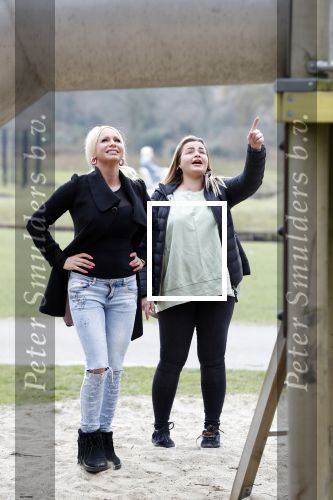 Den Haag 24 maart 2018
Barbie (Samantha de Jong) met haar kinderen Angelina en Milano en twee vriendinnen in een speeltuin.