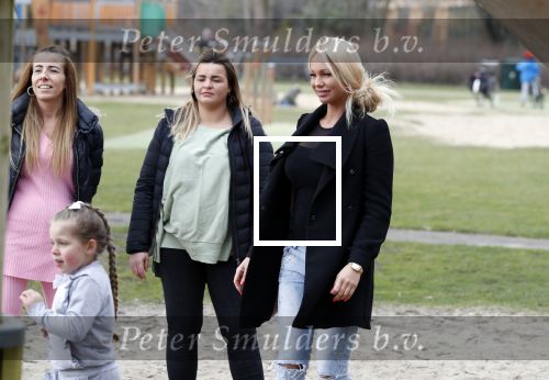 Den Haag 24 maart 2018
Barbie (Samantha de Jong) met haar kinderen Angelina en Milano en twee vriendinnen in een speeltuin.