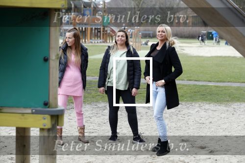 Den Haag 24 maart 2018
Barbie (Samantha de Jong) met haar kinderen Angelina en Milano en twee vriendinnen in een speeltuin.