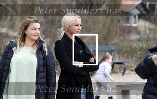 Den Haag 24 maart 2018
Barbie (Samantha de Jong) met haar kinderen Angelina en Milano en twee vriendinnen in een speeltuin.