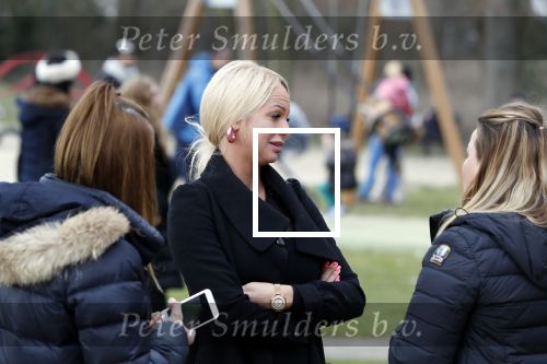 Den Haag 24 maart 2018
Barbie (Samantha de Jong) met haar kinderen Angelina en Milano en twee vriendinnen in een speeltuin.