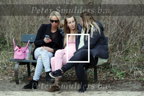 Den Haag 24 maart 2018
Barbie (Samantha de Jong) met haar kinderen Angelina en Milano en twee vriendinnen in een speeltuin.