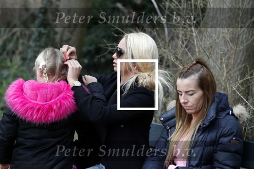 Den Haag 24 maart 2018
Barbie (Samantha de Jong) met haar kinderen Angelina en Milano en twee vriendinnen in een speeltuin.