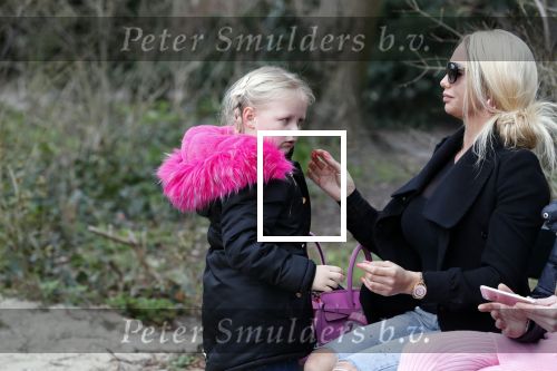 Den Haag 24 maart 2018
Barbie (Samantha de Jong) met haar kinderen Angelina en Milano en twee vriendinnen in een speeltuin.