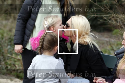 Den Haag 24 maart 2018
Barbie (Samantha de Jong) met haar kinderen Angelina en Milano en twee vriendinnen in een speeltuin.