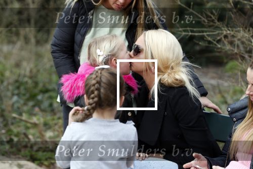 Den Haag 24 maart 2018
Barbie (Samantha de Jong) met haar kinderen Angelina en Milano en twee vriendinnen in een speeltuin.