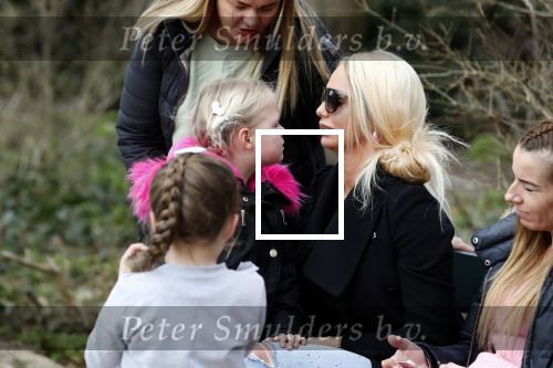 Den Haag 24 maart 2018
Barbie (Samantha de Jong) met haar kinderen Angelina en Milano en twee vriendinnen in een speeltuin.