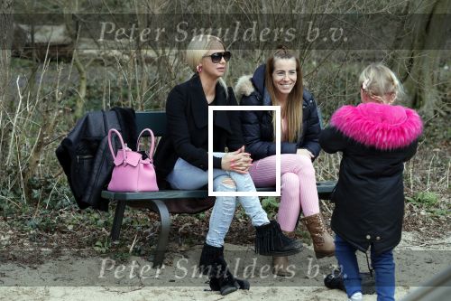 Den Haag 24 maart 2018
Barbie (Samantha de Jong) met haar kinderen Angelina en Milano en twee vriendinnen in een speeltuin.