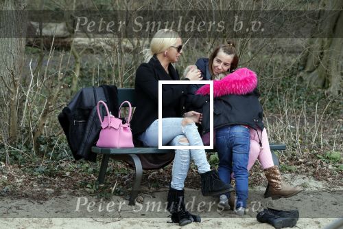 Den Haag 24 maart 2018
Barbie (Samantha de Jong) met haar kinderen Angelina en Milano en twee vriendinnen in een speeltuin.