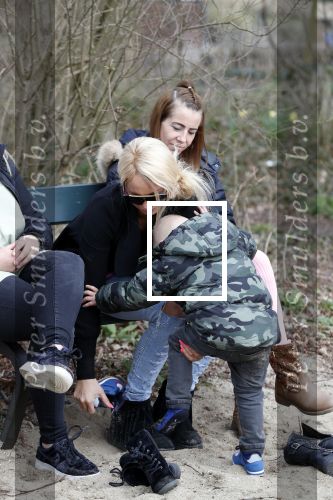 Den Haag 24 maart 2018
Barbie (Samantha de Jong) met haar kinderen Angelina en Milano en twee vriendinnen in een speeltuin.