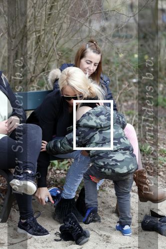 Den Haag 24 maart 2018
Barbie (Samantha de Jong) met haar kinderen Angelina en Milano en twee vriendinnen in een speeltuin.