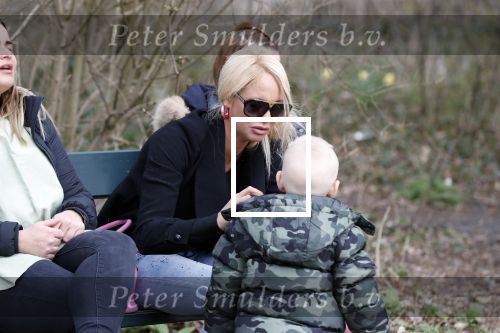 Den Haag 24 maart 2018
Barbie (Samantha de Jong) met haar kinderen Angelina en Milano en twee vriendinnen in een speeltuin.