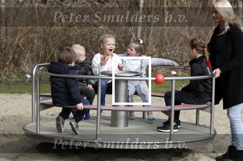Den Haag 24 maart 2018
Barbie (Samantha de Jong) met haar kinderen Angelina en Milano en twee vriendinnen in een speeltuin.