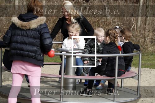 Den Haag 24 maart 2018
Barbie (Samantha de Jong) met haar kinderen Angelina en Milano en twee vriendinnen in een speeltuin.