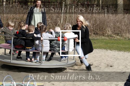 Den Haag 24 maart 2018
Barbie (Samantha de Jong) met haar kinderen Angelina en Milano en twee vriendinnen in een speeltuin.