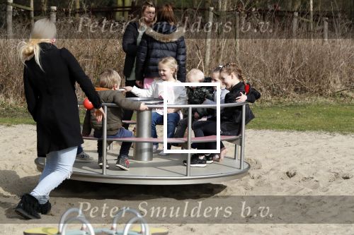 Den Haag 24 maart 2018
Barbie (Samantha de Jong) met haar kinderen Angelina en Milano en twee vriendinnen in een speeltuin.