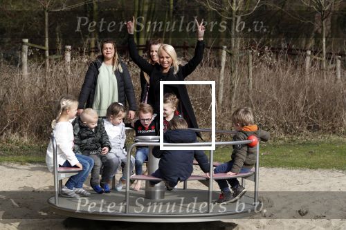 Den Haag 24 maart 2018
Barbie (Samantha de Jong) met haar kinderen Angelina en Milano en twee vriendinnen in een speeltuin.