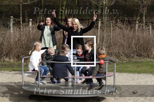 Den Haag 24 maart 2018
Barbie (Samantha de Jong) met haar kinderen Angelina en Milano en twee vriendinnen in een speeltuin.