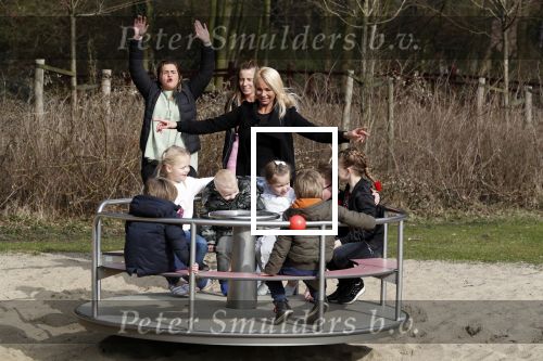 Den Haag 24 maart 2018
Barbie (Samantha de Jong) met haar kinderen Angelina en Milano en twee vriendinnen in een speeltuin.