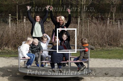 Den Haag 24 maart 2018
Barbie (Samantha de Jong) met haar kinderen Angelina en Milano en twee vriendinnen in een speeltuin.