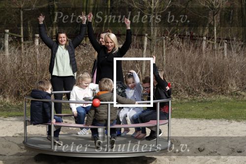 Den Haag 24 maart 2018
Barbie (Samantha de Jong) met haar kinderen Angelina en Milano en twee vriendinnen in een speeltuin.