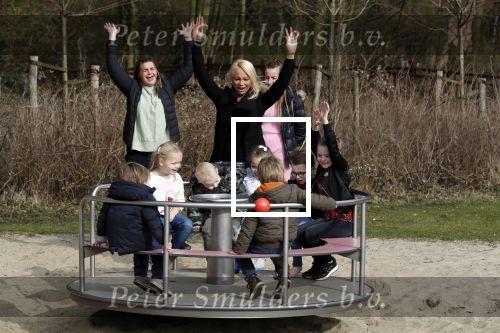 Den Haag 24 maart 2018
Barbie (Samantha de Jong) met haar kinderen Angelina en Milano en twee vriendinnen in een speeltuin.