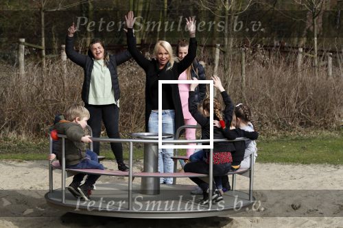 Den Haag 24 maart 2018
Barbie (Samantha de Jong) met haar kinderen Angelina en Milano en twee vriendinnen in een speeltuin.