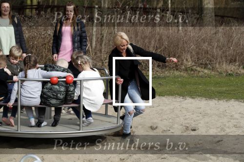 Den Haag 24 maart 2018
Barbie (Samantha de Jong) met haar kinderen Angelina en Milano en twee vriendinnen in een speeltuin.