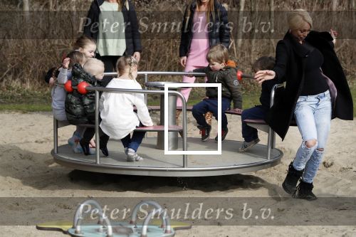Den Haag 24 maart 2018
Barbie (Samantha de Jong) met haar kinderen Angelina en Milano en twee vriendinnen in een speeltuin.
